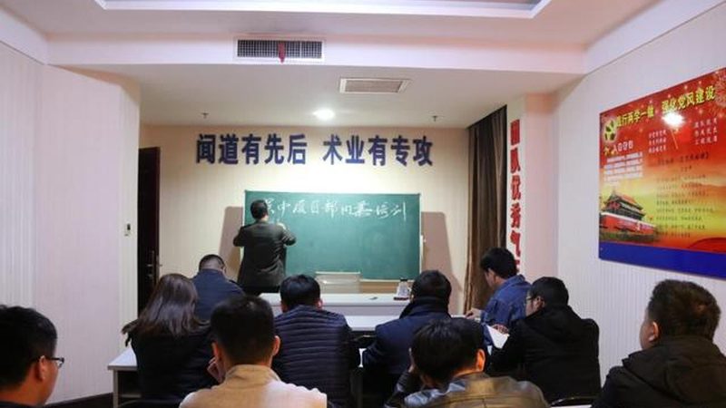 然而，学历教育也存在一定的局限性：